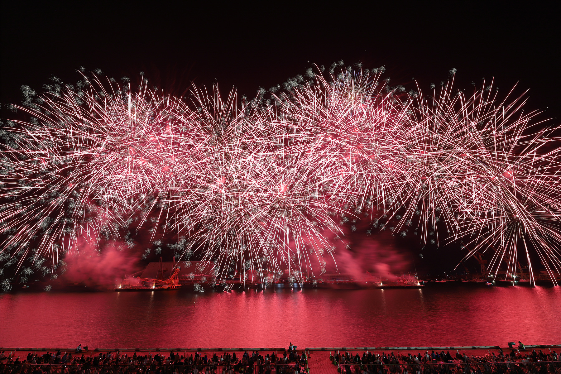 みなと祭りの花火は観客席に近い。超広角14mmでの撮影で、前列にいると真上に近い角度で花火が覆いかぶさってくるように見える