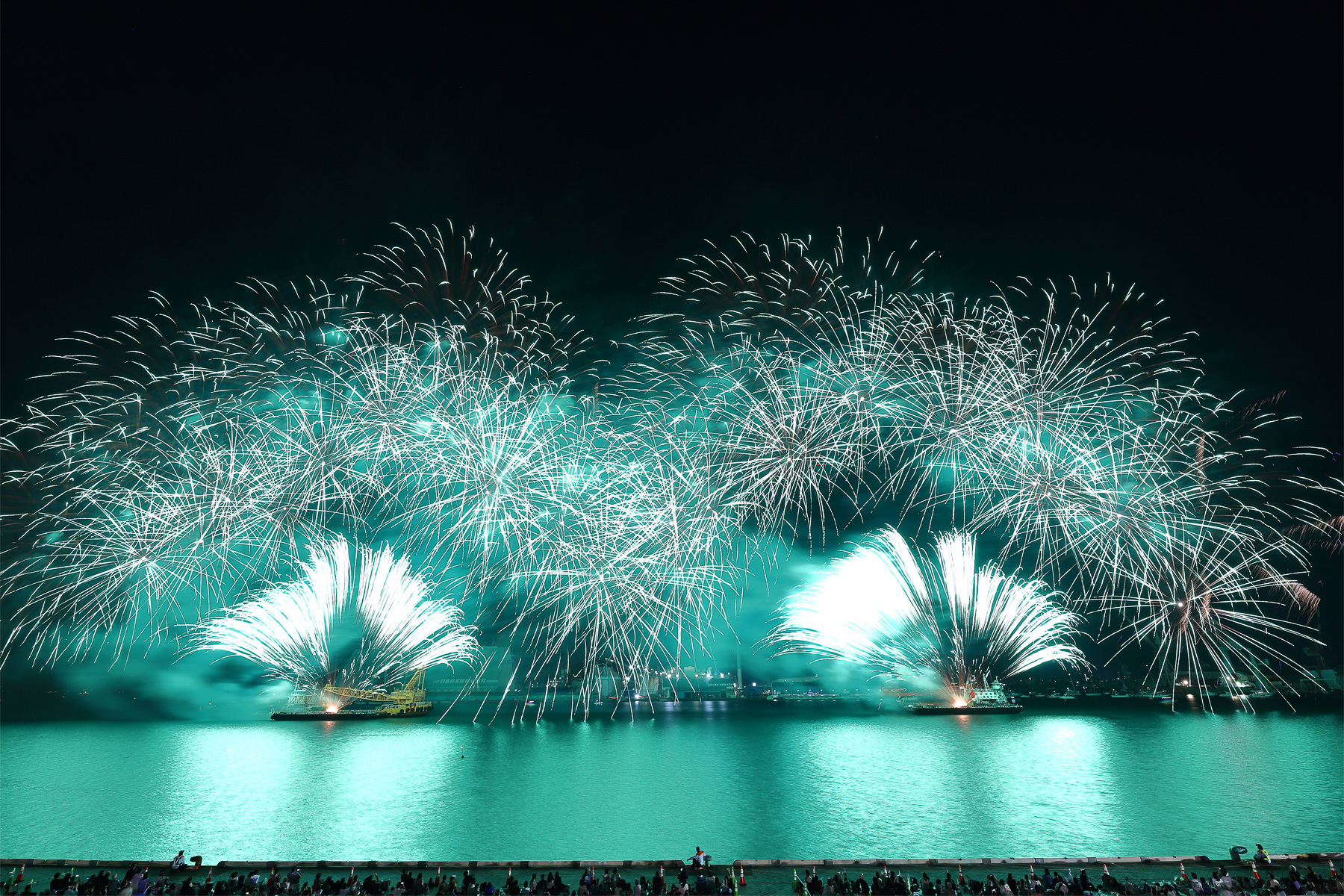 さくら色や水色などの淡い色合いの花火も披露された。これらは世界ではじめてイケブンが開発したものだという