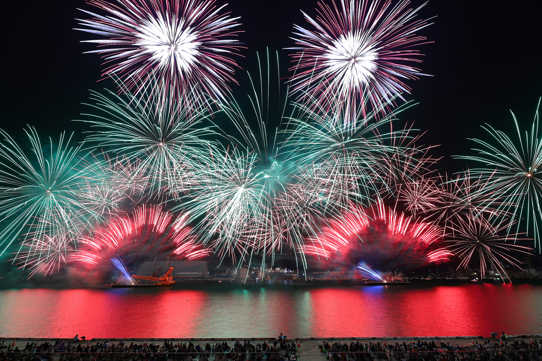 芸術的なスターマイン（多数の花火を連続して打ち上げること）には観客席から拍手が沸き起こった