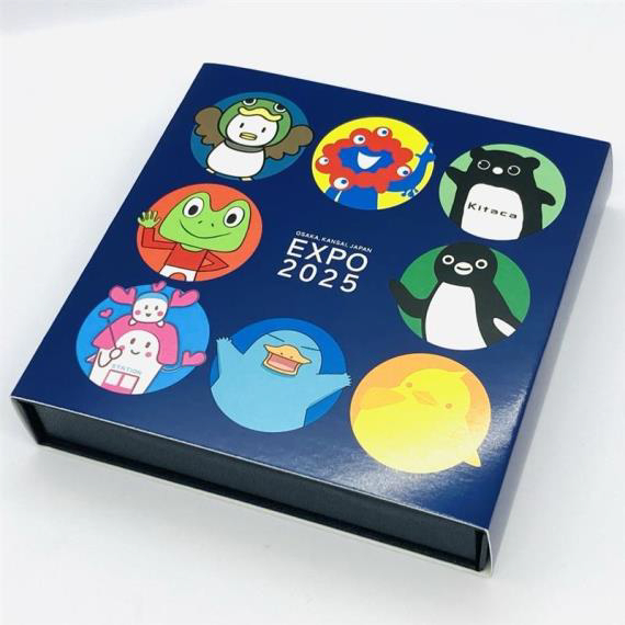 ピンバッジセットは、会場内（左）と一般販売（右）で外装パッケージデザインが異なる
