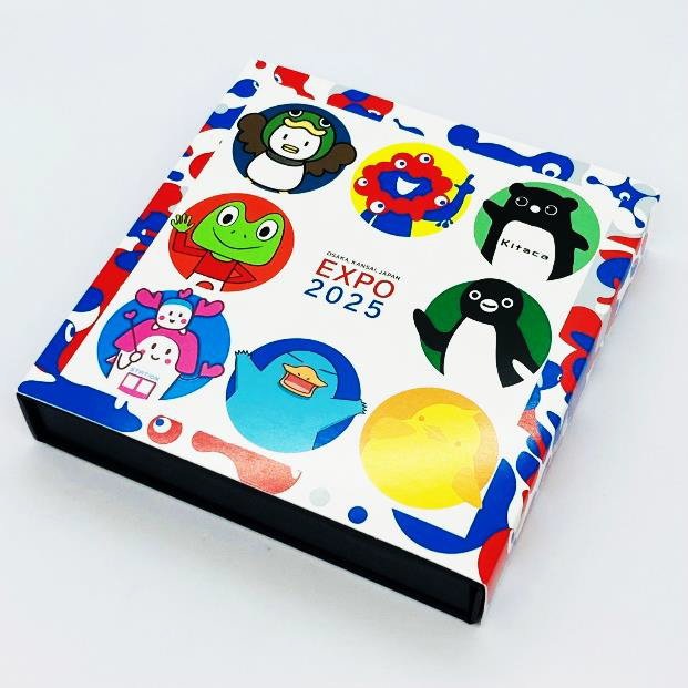 ピンバッジセットは、会場内（左）と一般販売（右）で外装パッケージデザインが異なる