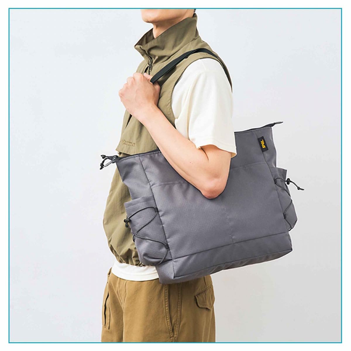 川キャンプや海水浴シーンにも使えそう。水に強い「Teva」のサンダルとコーデするのも〇