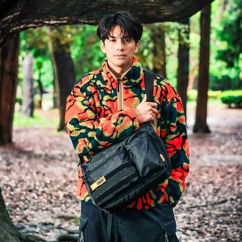 アウトドアシーンはもちろん、デイリーに使いやすいシックなデザイン