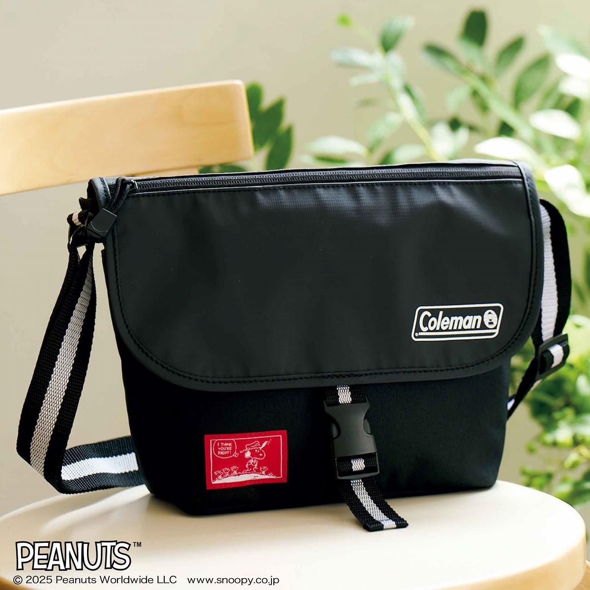 宝島社「リンネル」2025年10月号の特別付録は、コールマン×スヌーピーの大きなポケット付きメッセンジャーバッグ
