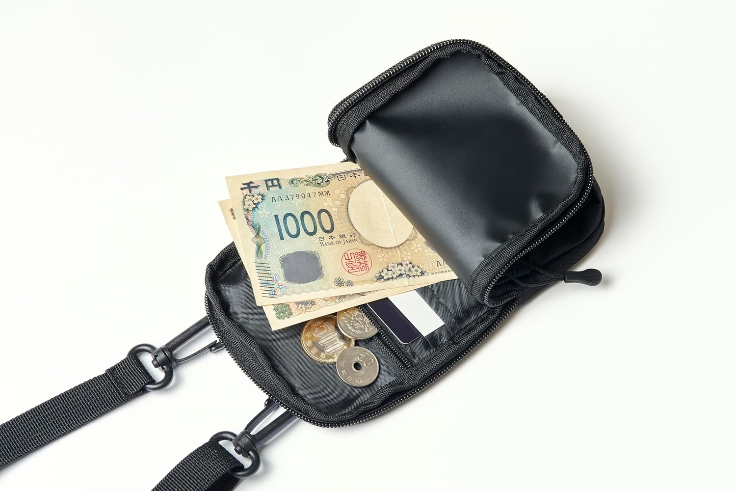 お財布機能も備わる2層式