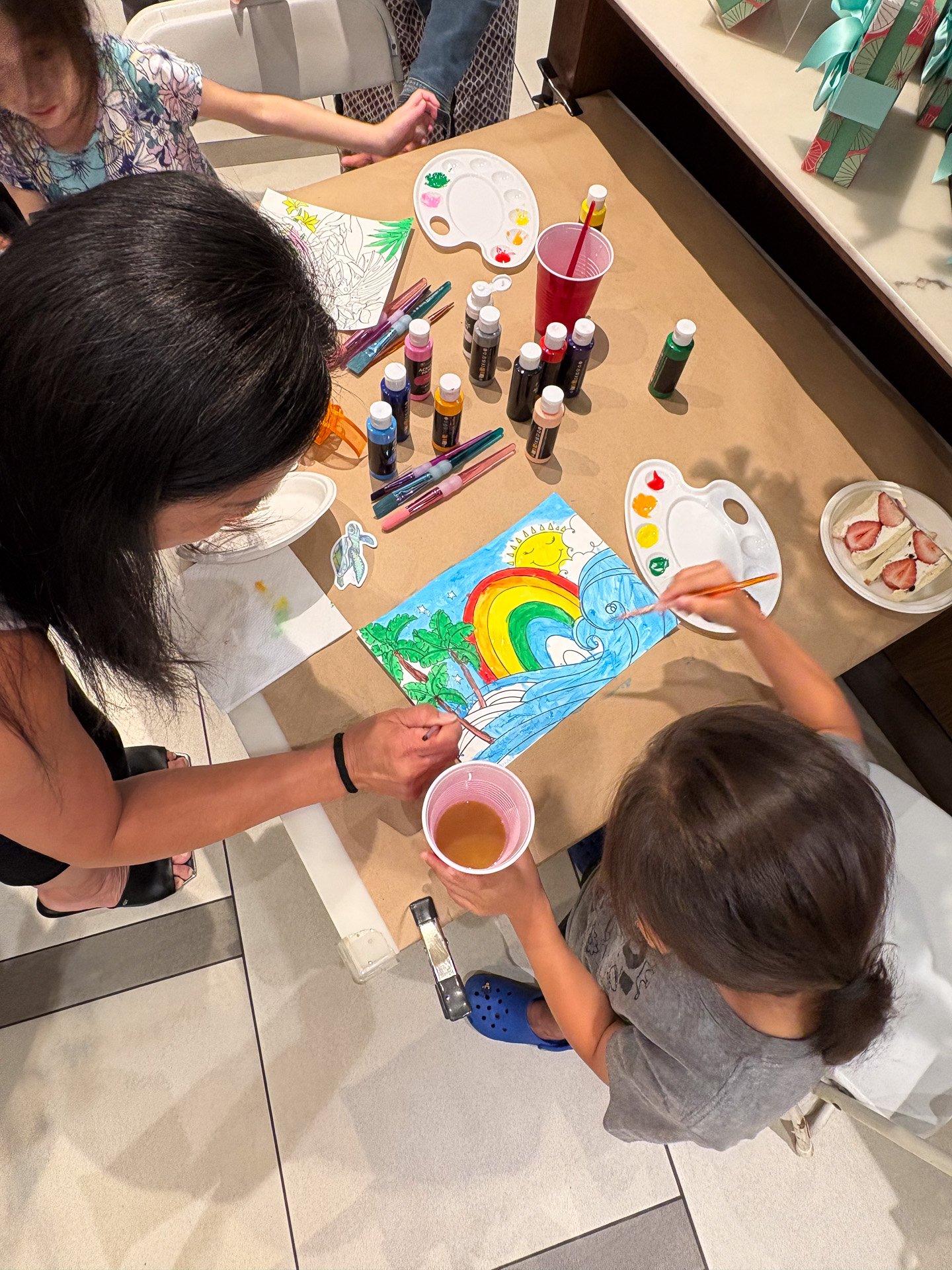 発売日には子供たちを対象にローレン・ロスと一緒にお絵描きを楽しむ無料コミュニティイベントがアラモアナセンター店で開催された