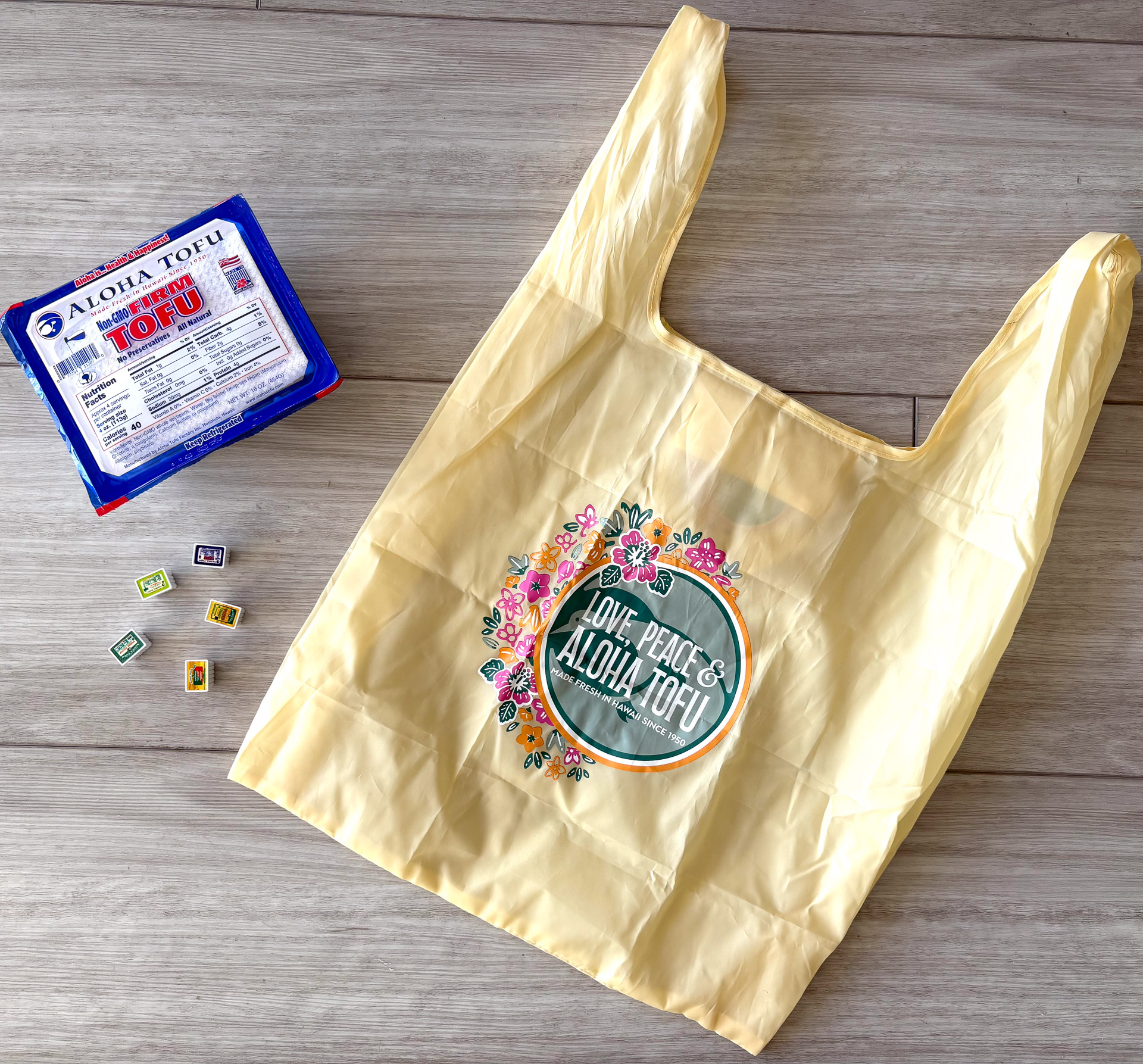 豆腐パックに入ったキッチンタオル、エコバッグ、マグネット