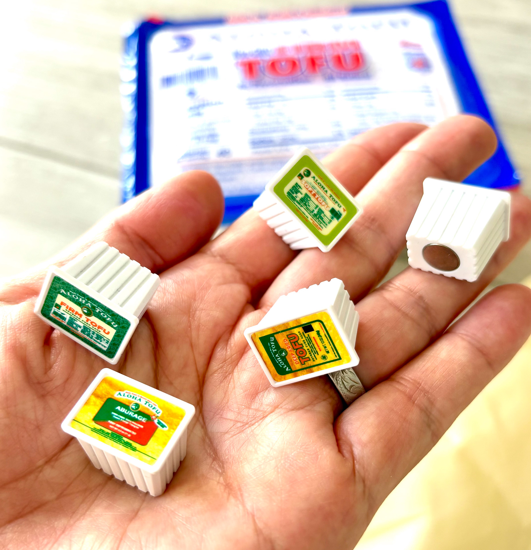 指先サイズの豆腐マグネットは冷蔵庫などに使える