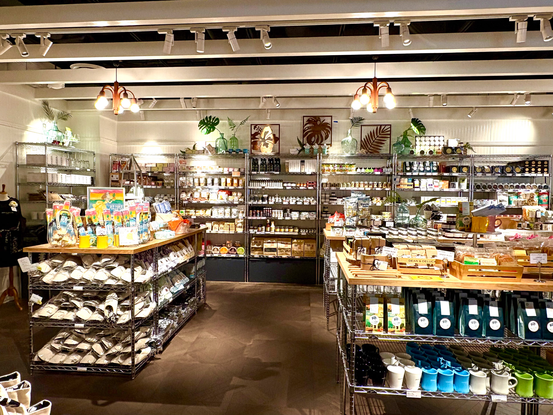 広くなった店内にはオリジナル限定商品も続々と登場している