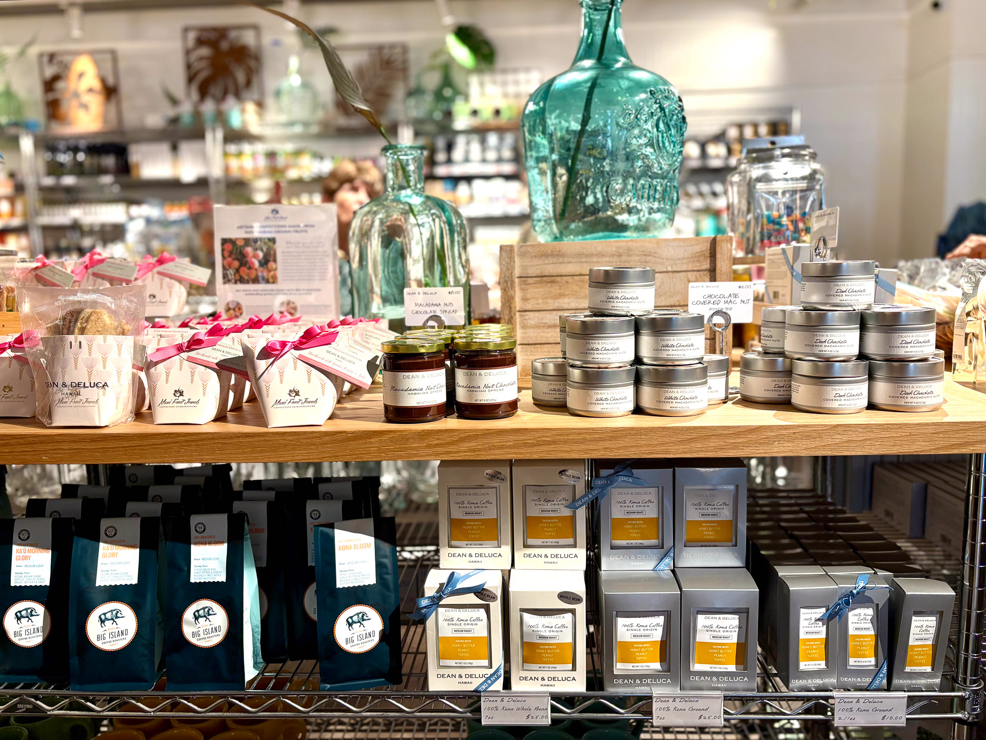 隣島を含め、選りすぐりのローカルアイテムが並ぶ