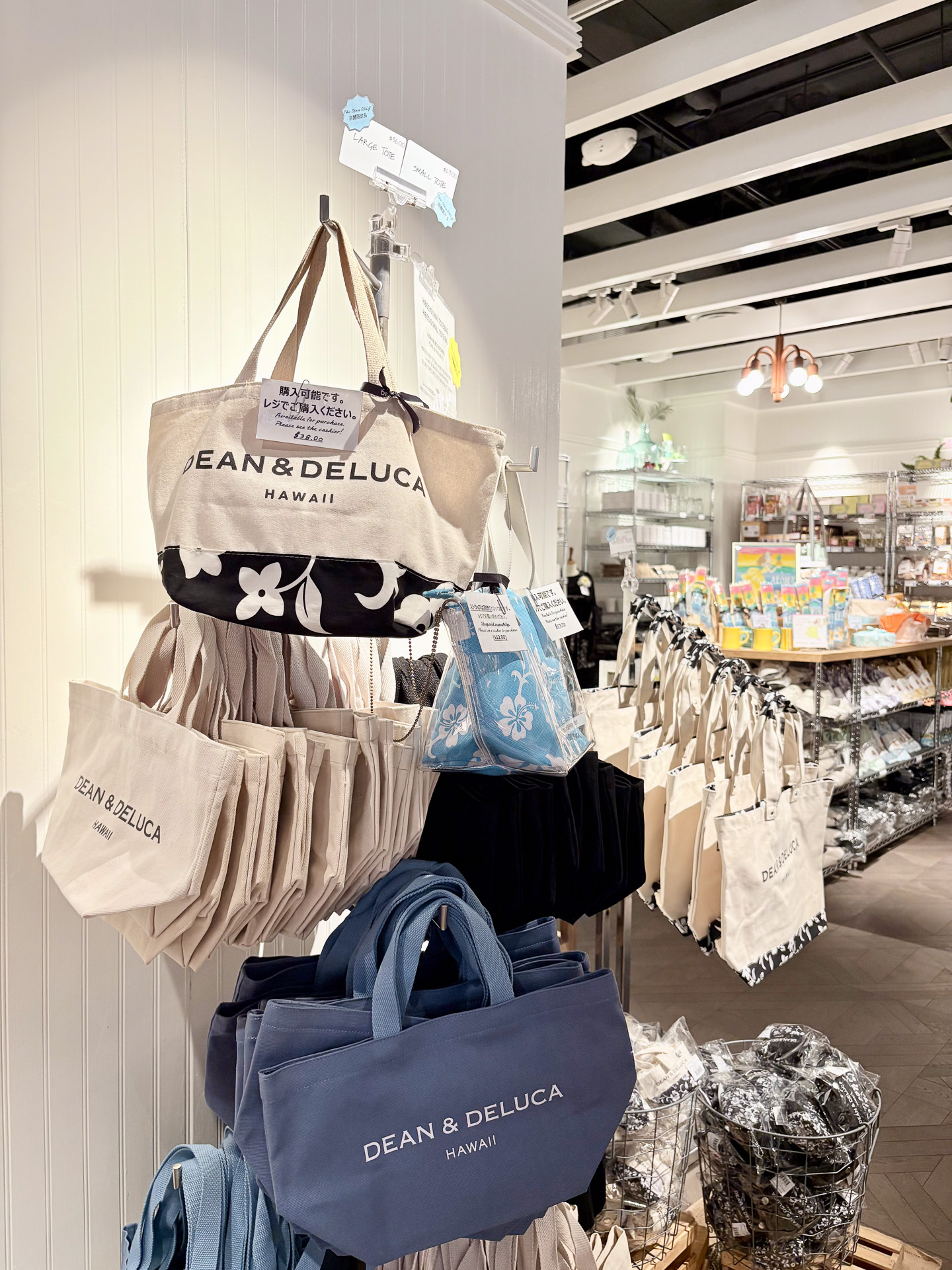 入手困難とされた定番トートバッグ（38ドル）や3ウェイトートバッグ（53ドル）も購入しやすくなった。在庫はレジで確認を