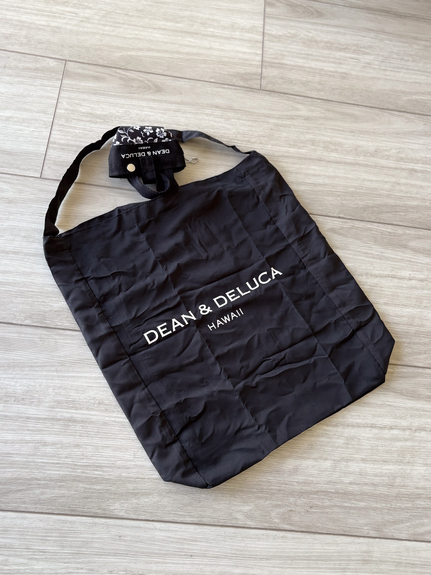 ミニトートバッグのなかに収納できるエコバッグ。それごとチャームのようにバッグに付けられる。布製で丈夫で使い勝手もいい