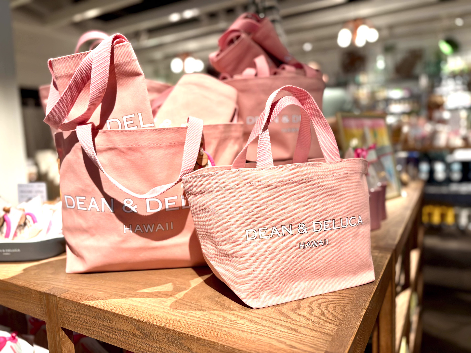 ロイヤル・ハワイアン・センター店限定の新色トートバッグ（大36ドル、小29ドル）