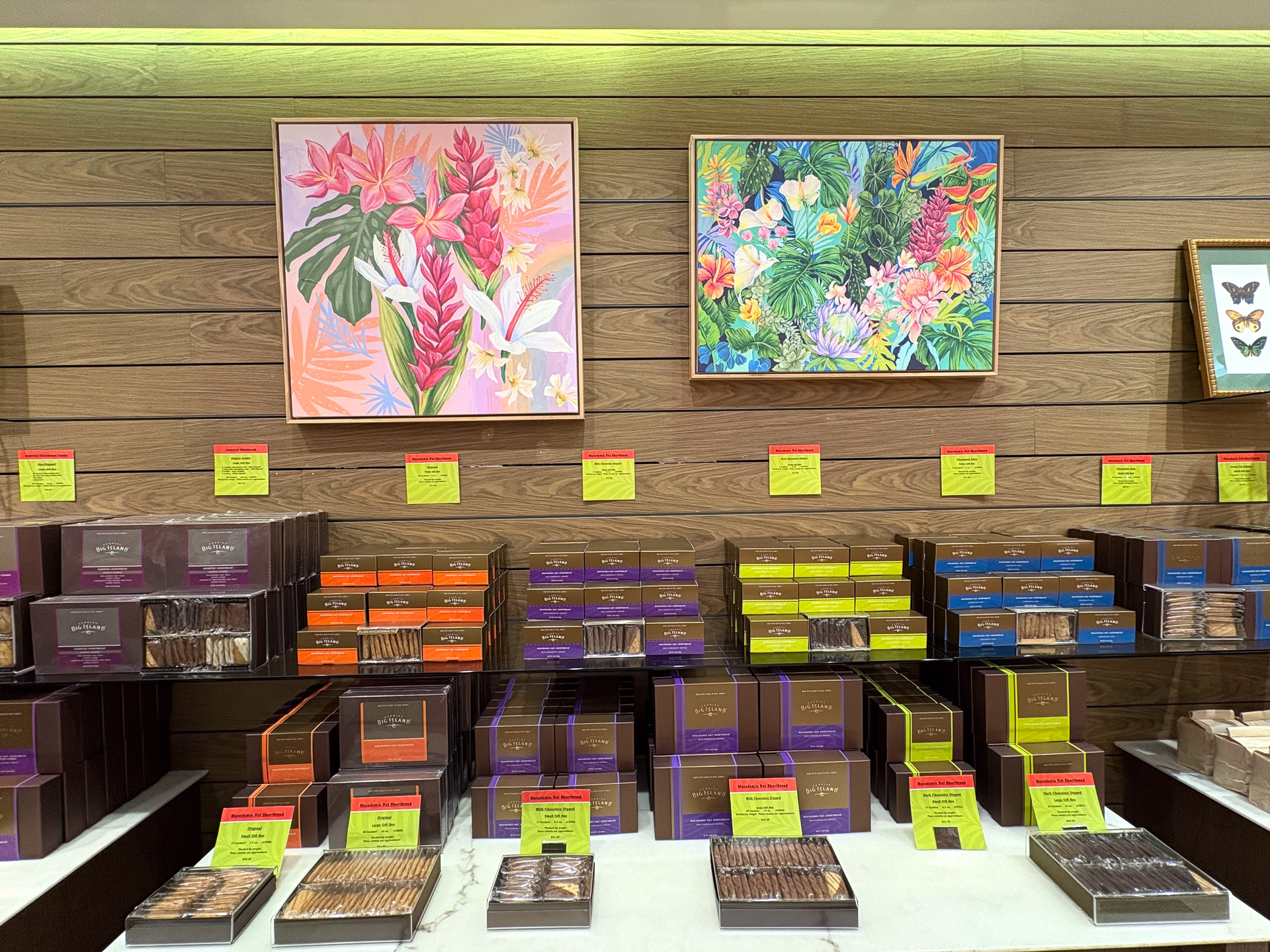 このコラボを祝してアラモアナセンター店のなかにローレンの絵が飾られた