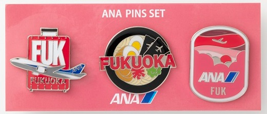 福岡空港は、「FUK」がデザインされたキャリーケースと飛行機、とんこつラーメン、雲海と朝焼けの3種セット