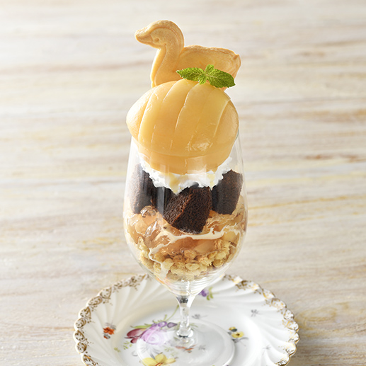 前半8月19日～22日「ベイクショップロトリー」の桃のコンポートパフェ（2530円、各日50セッ）