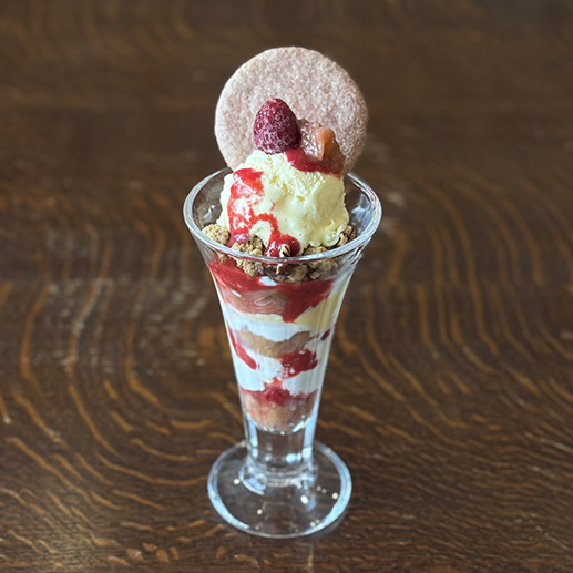 前半8月23日～25日「ハムステッドティールーム」のニッカーボッカーグローリー（パフェ＋ポット紅茶で2860円、各日50セット）