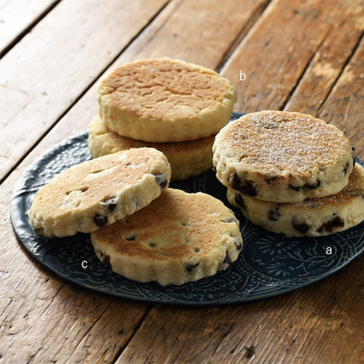 前半8月19日～25日「ベイクストーンズ」のウェルシュケーキ（トラディショナル378円、プレーン346円、ミルクチョコレート各日300点・378円）