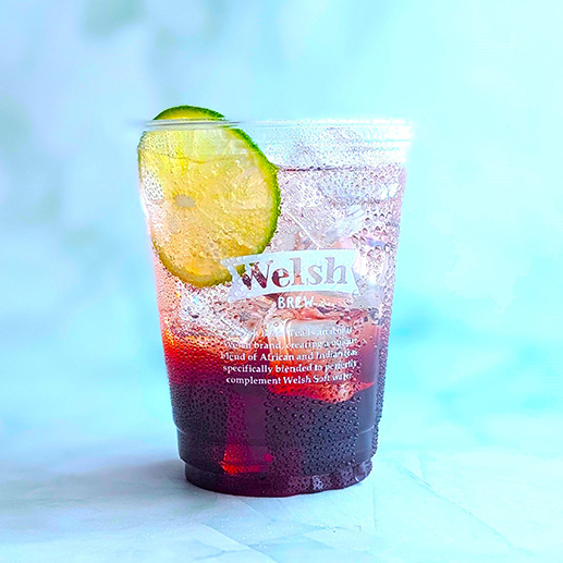 後半「ウェルシュ・ブリュー」の夏山のシェルパ・スパークリングティー（748円、各日60杯