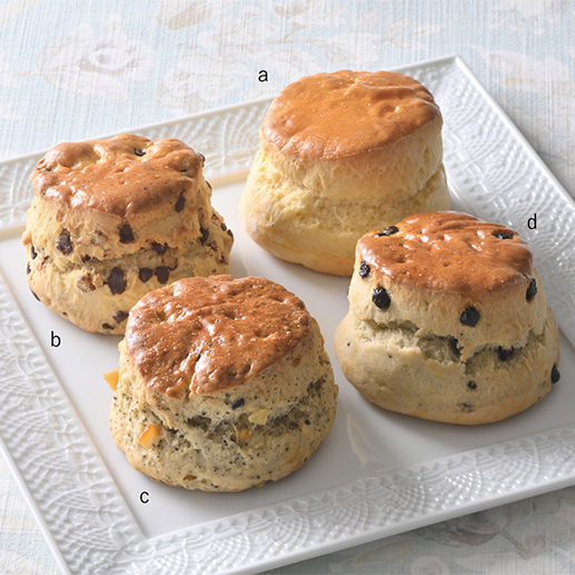 後半「ブラウンズ・ホテル」のスコーン4種（プレーン、ピーカンナッツチョコ、アールグレイカシスオレンジ、ブルーベリー＆クランベリー、各389円）