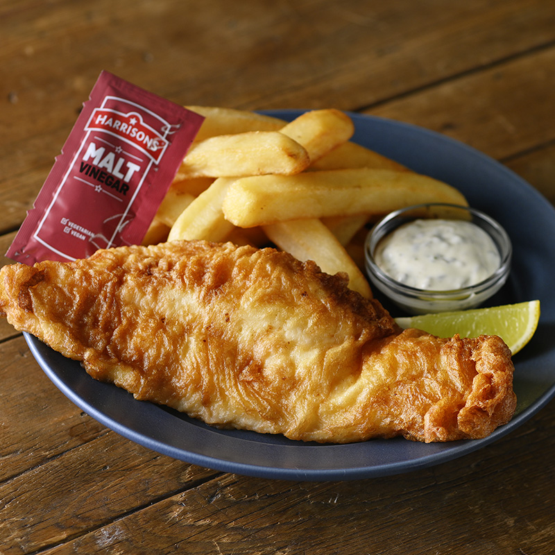 後半「フィッシュ・シティー」のフィッシュ＆チップス（ラージサイズ2580円、各日80点）、レギュラーサイズ（1925円）もある