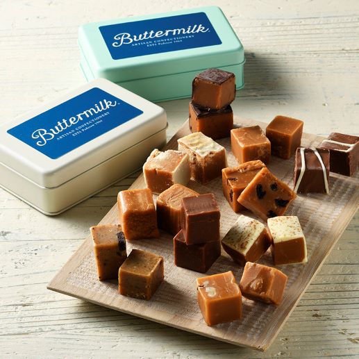 前半・後半「Butter Milk」のファッジ各種（ダークチョコレート、クロテッドクリーム、デスパイチョコレート、クリームティ、ラムレーズン、塩キャラメル、チョコレート、バナナクリーム、クッキー＆クリーム、メイプルウォルナッツ、各100gあたり1188円～、1粒から量り売り）。バターミルク缶（8個入2160円、各日100点）