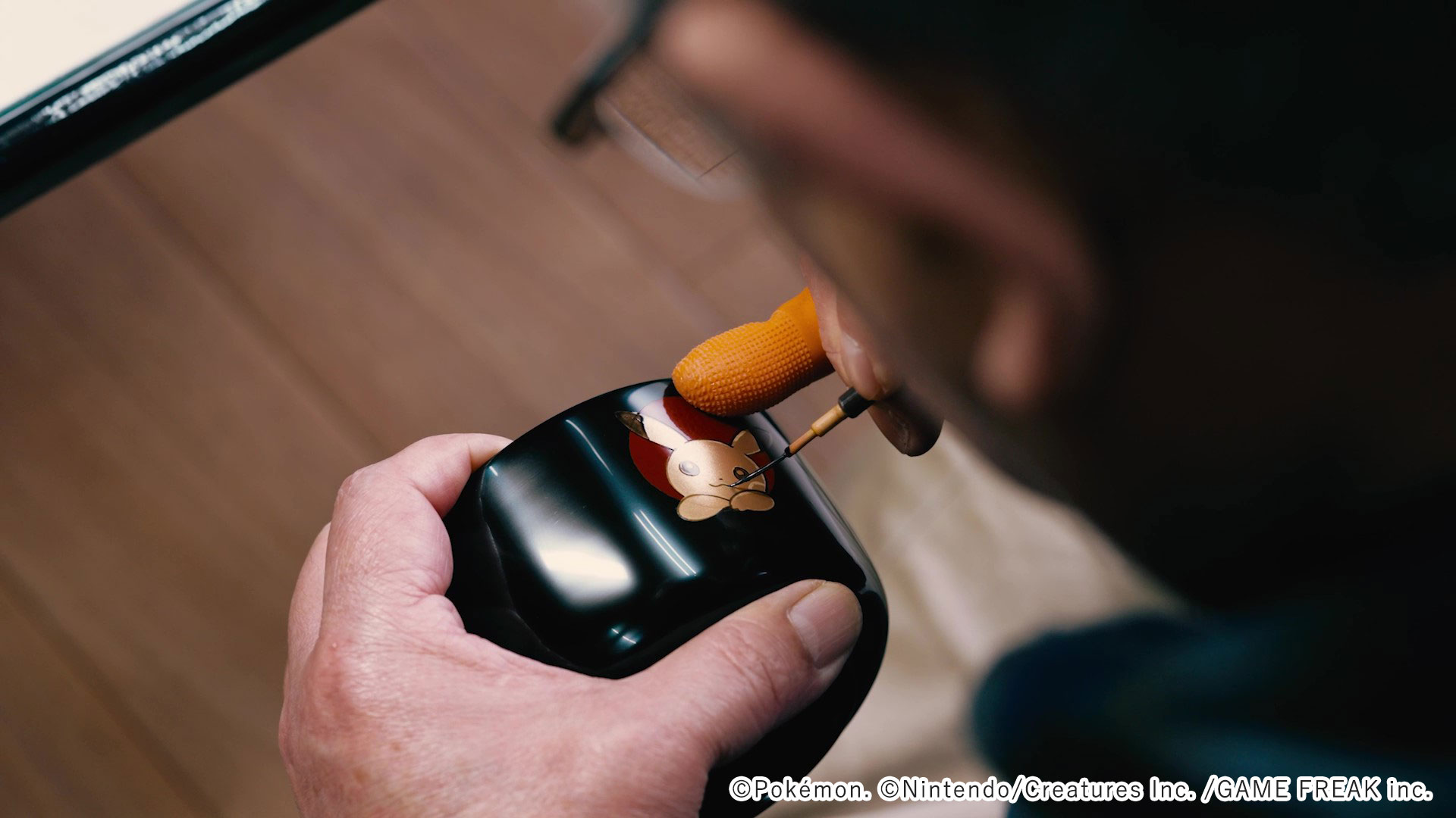 職人が一点ずつ蒔絵でポケモンを表現