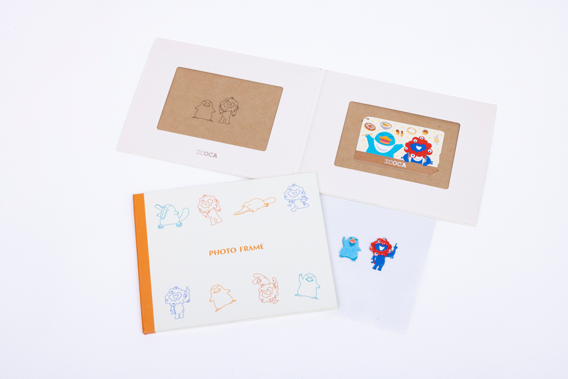 セットの台紙は、ICOCAや写真を飾れるフォトフレーム仕様。付属のキャラシールでデコレーションも可能