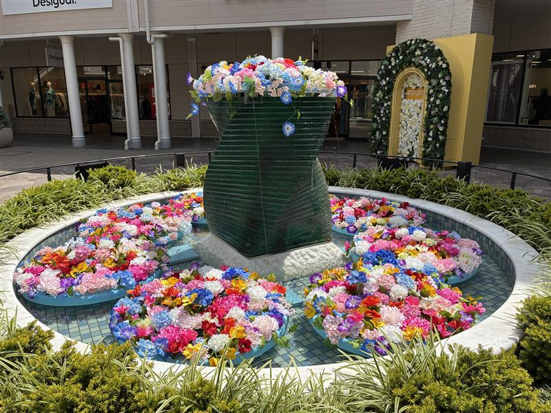 仙台泉、アサガオやトロピカルハイビスカスなど、噴水内に花手水の装飾を施す（9月30日まで）