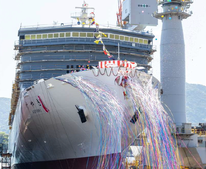 下関造船所で新造船の壮観な進水式を見学