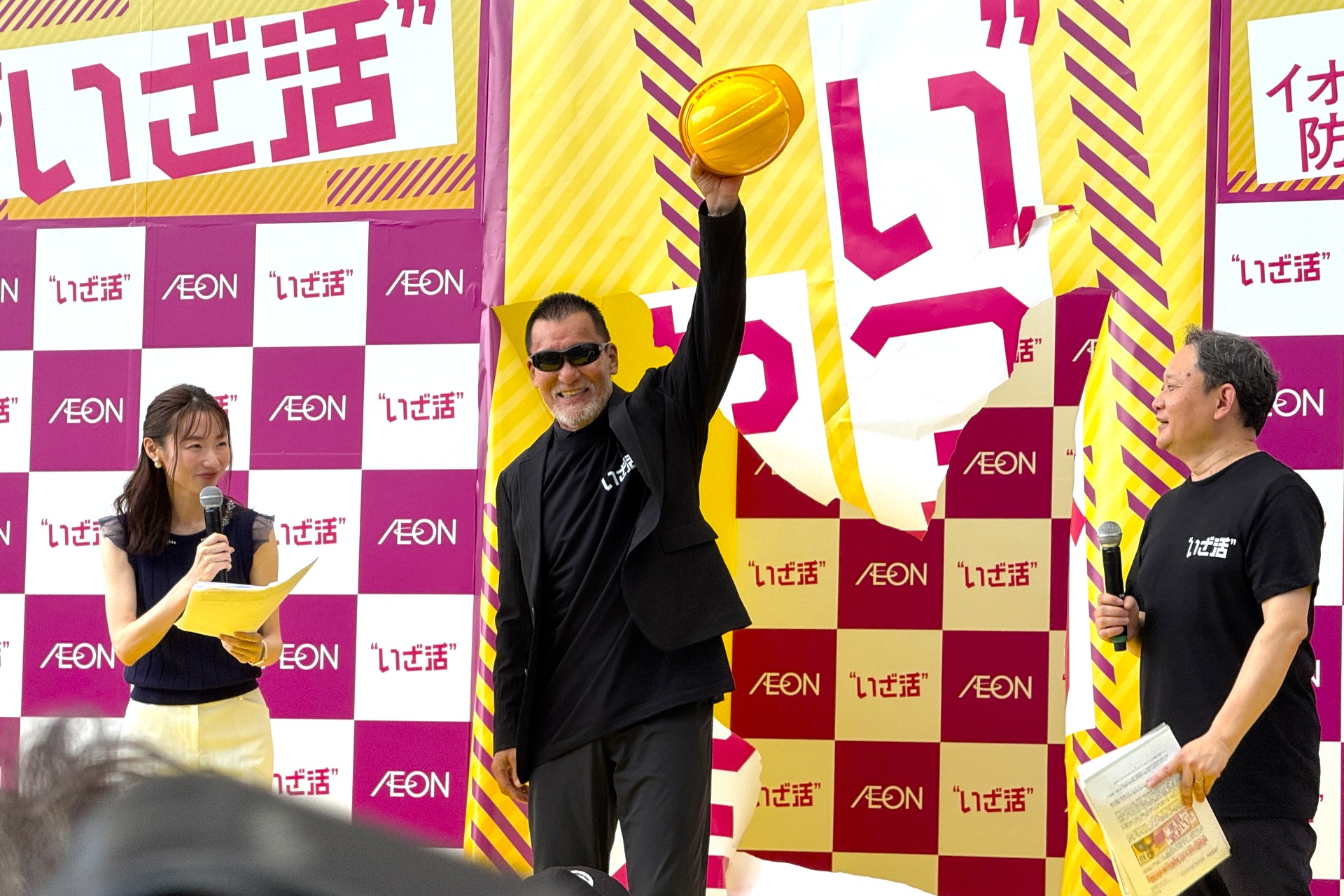 いざ活のアンバサダーを務めるプロレスラー・蝶野正洋さん。ステージうしろの壁を突き破って登場