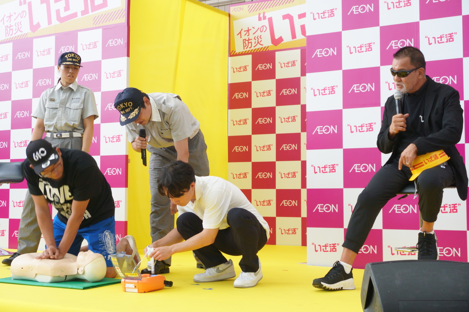 体験者を1名選ぶシーンでは、蝶野さんのファン（？）2名が立候補。「よし、2人とも来い！　実際の現場も知らないもん同士でやるからね」と呼びかけた