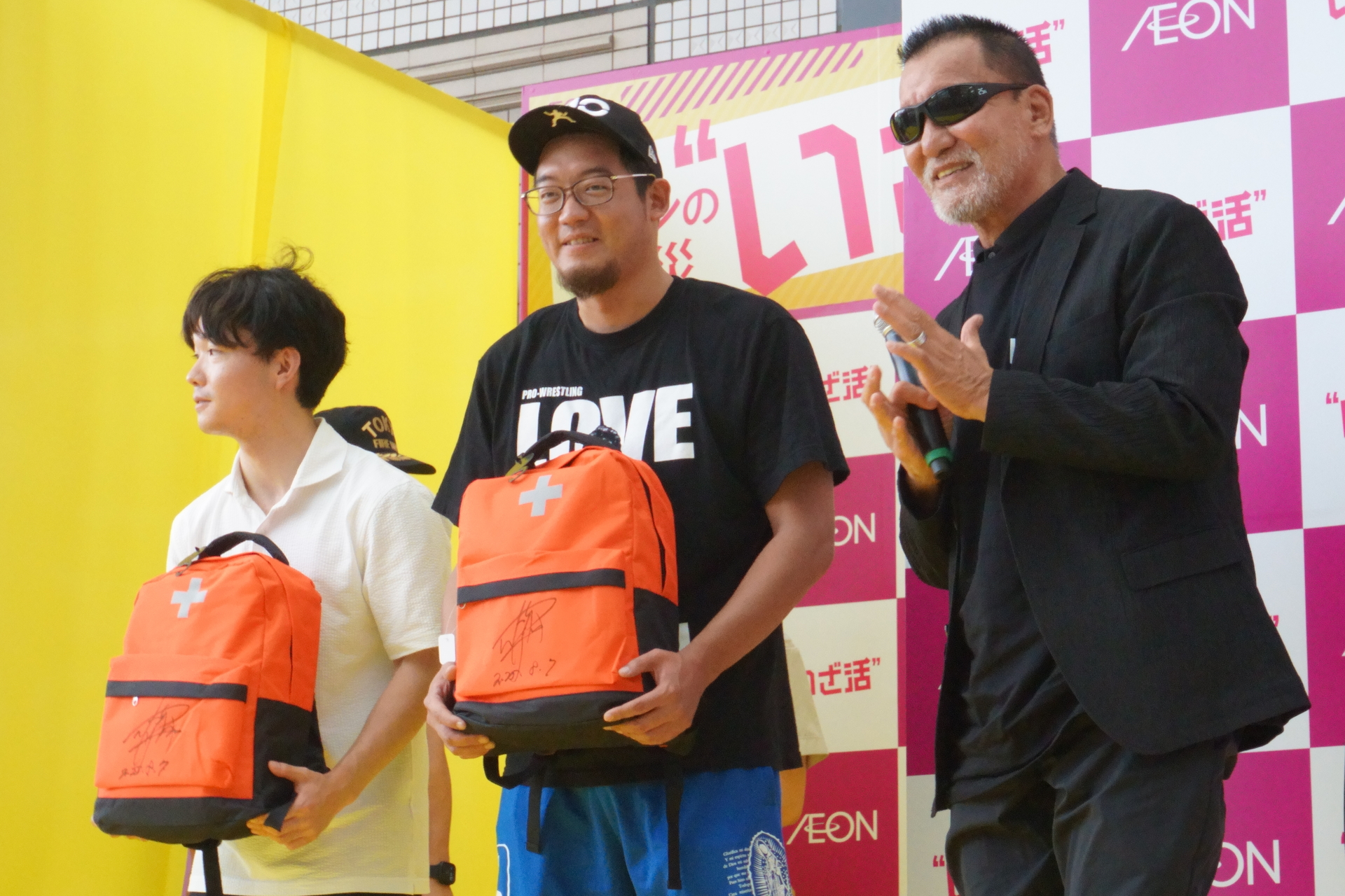 体験者にはサプライズでサイン入りの防災バッグをプレゼント