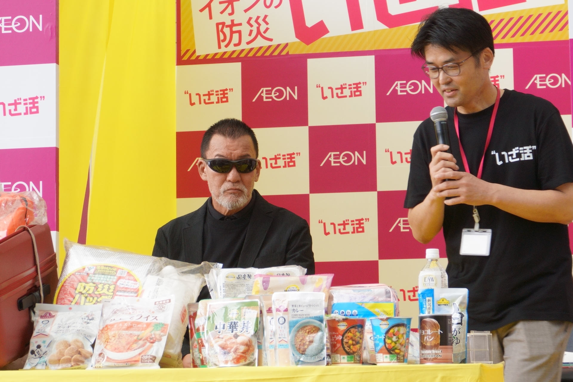 防災ギフトを見て「お中元・お歳暮もこれでいいかも」と話した蝶野さん