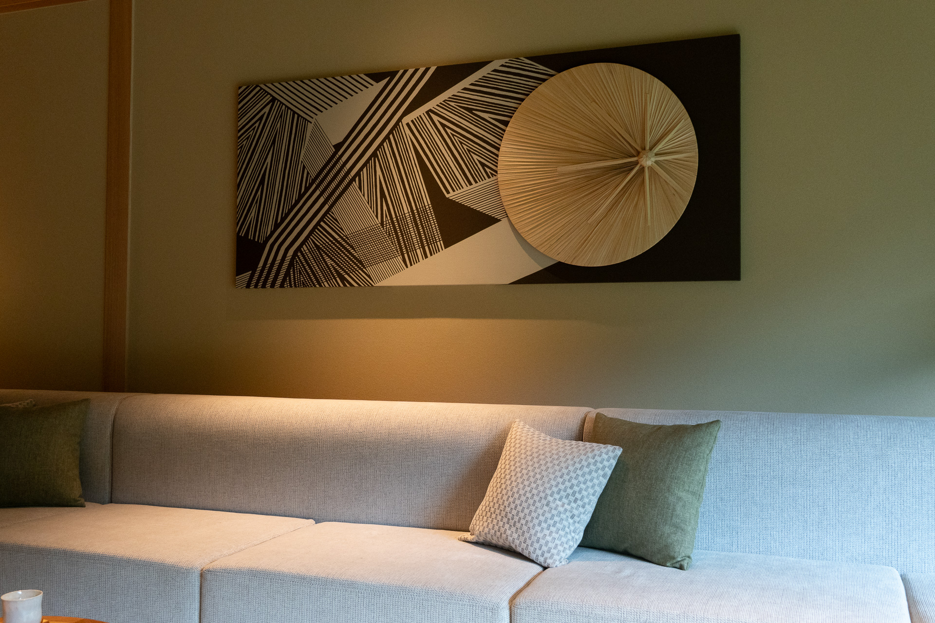 旅道具をイメージさせるアートワークを壁面に設えた