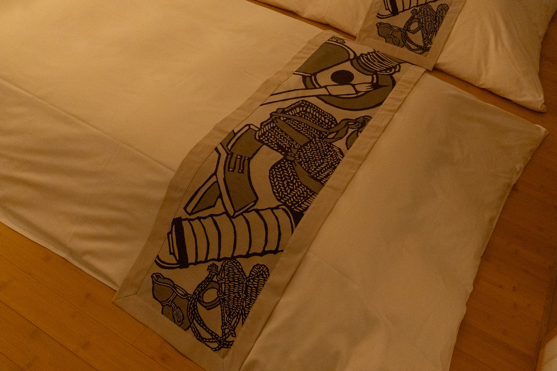 ベッドスローも提灯やわらじなどの旅道具をデザイン