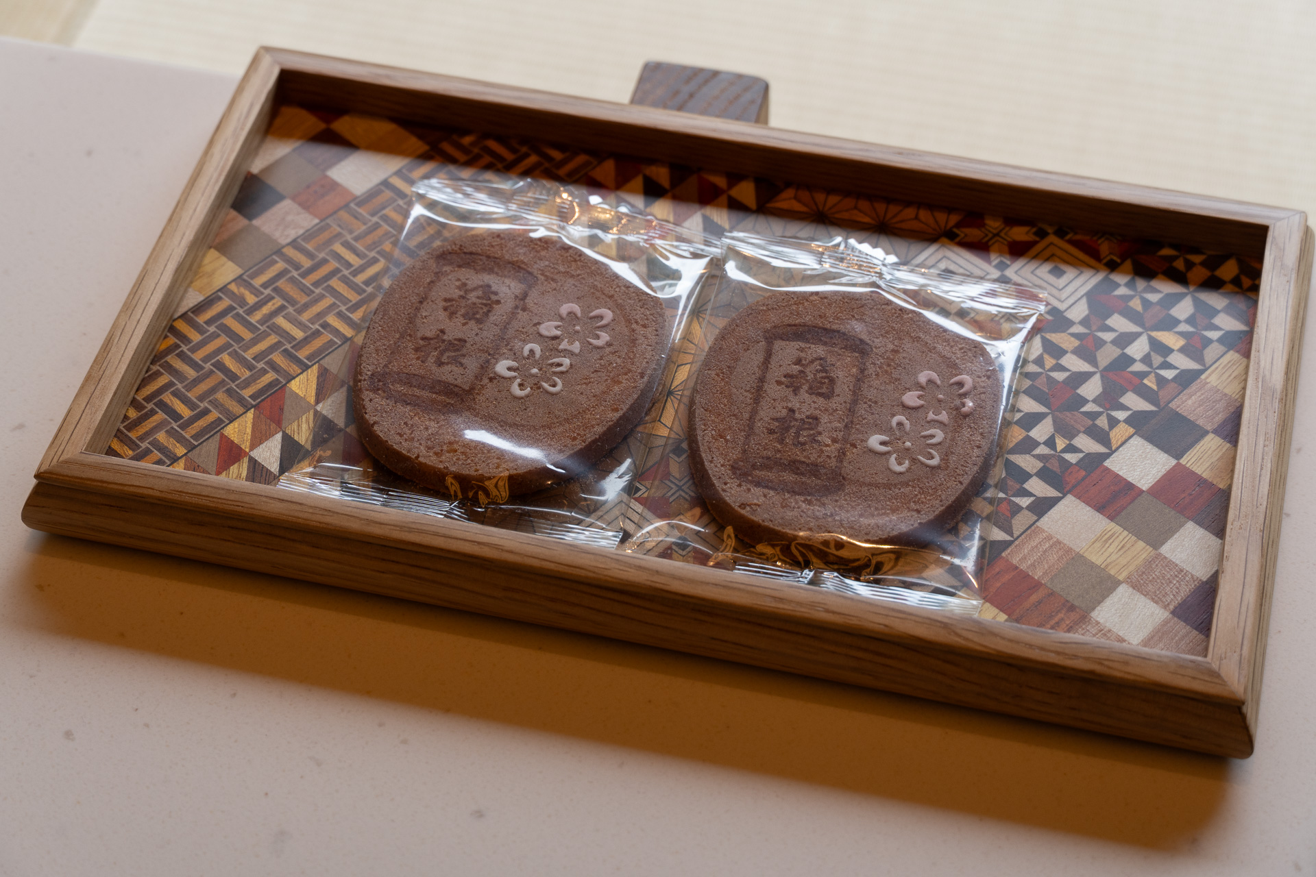 客室には身近な実用品としての寄木細工がさりげなく置いてある