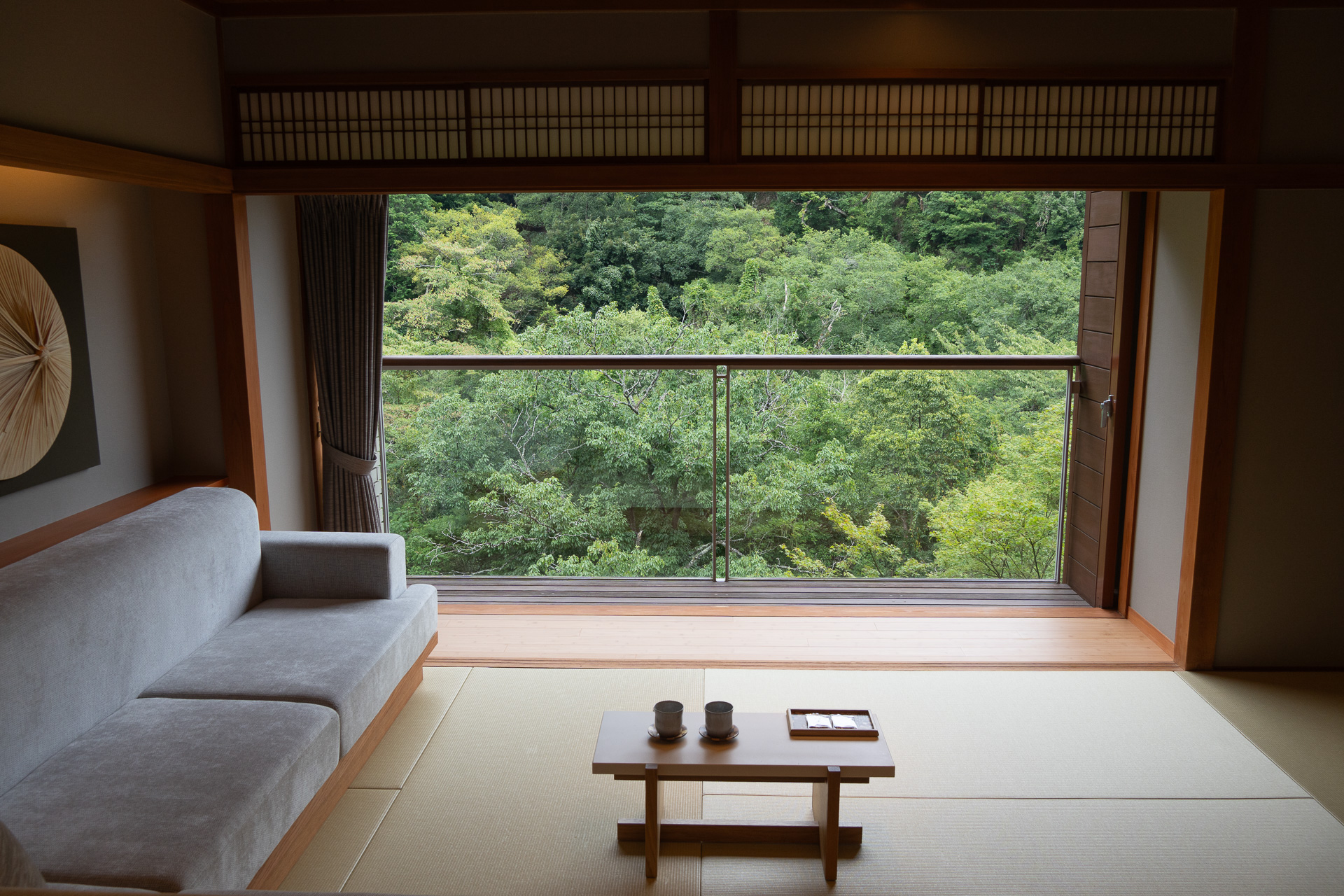 リビングの窓を開け放てば、湯坂山を目の前に臨む開放感と箱根の自然を肌で感じられる