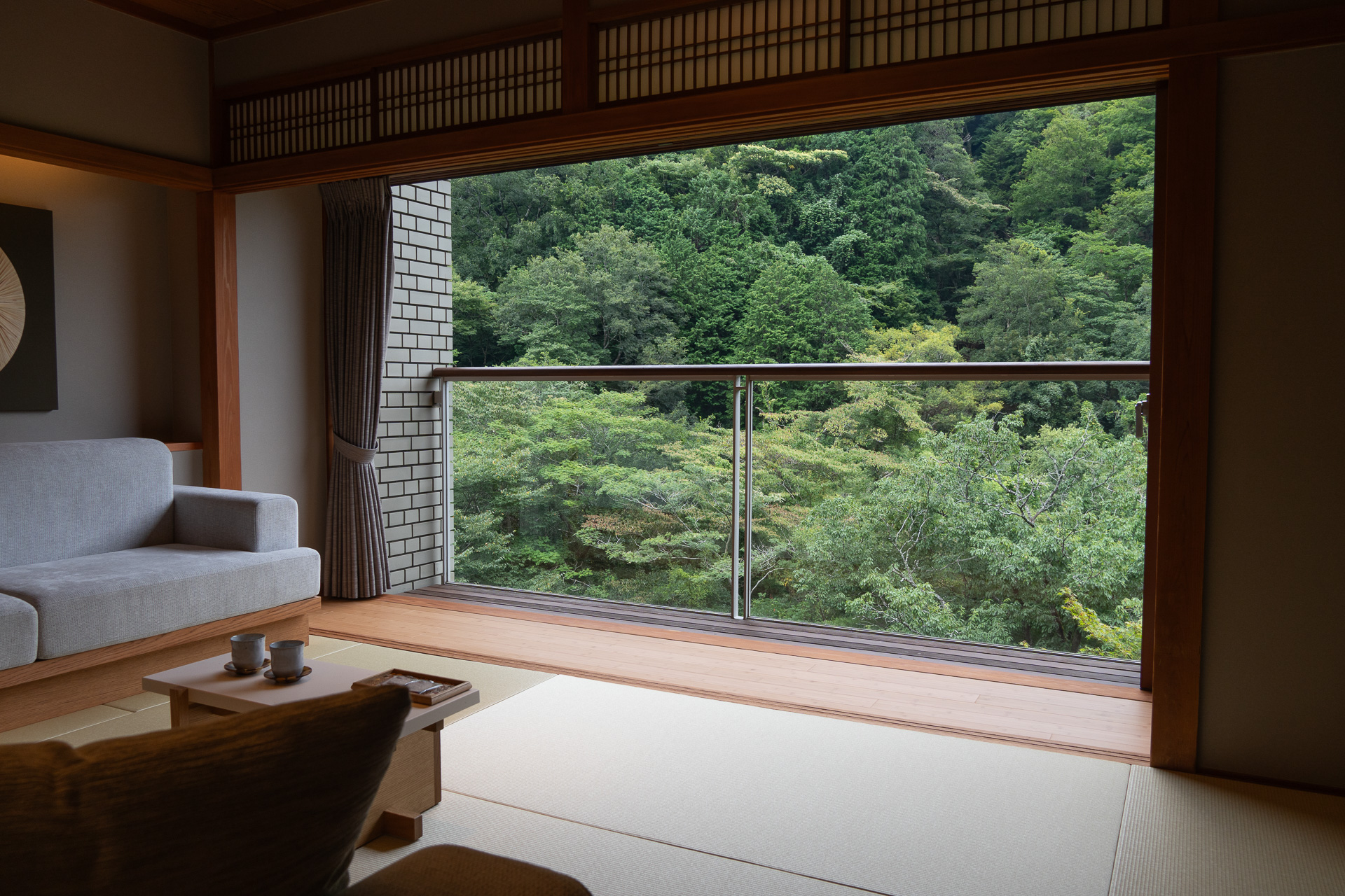 ベランダまで近寄れば眼下には須雲川を眺められる