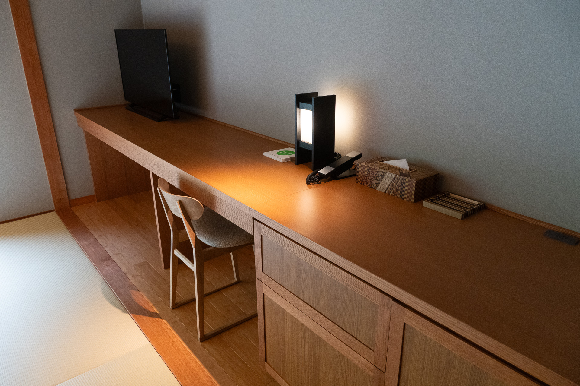 書き物などに適したデスクスペースも用意している