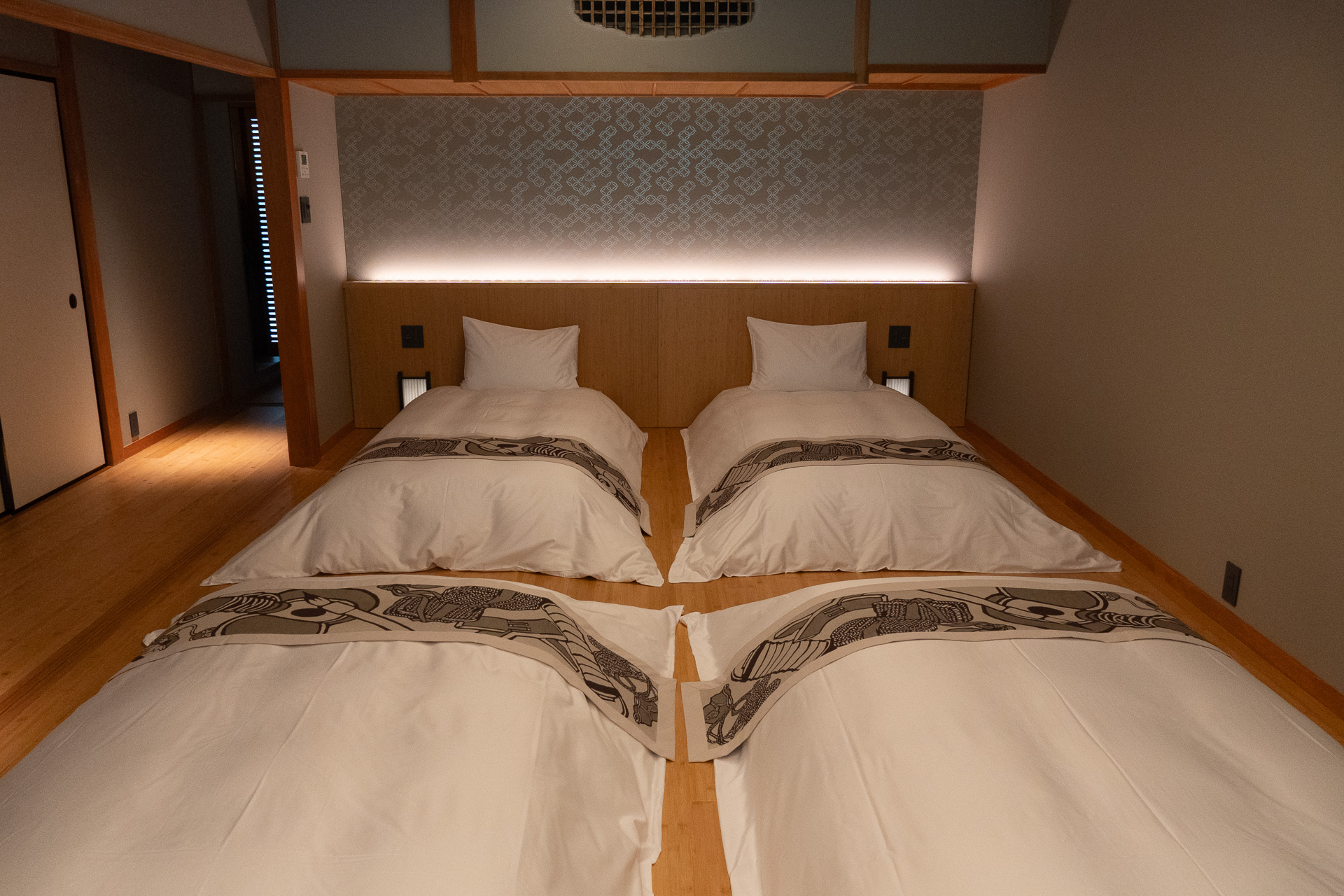 寝室。基本は和室だが、6室の和洋室、2室の露天付き洋室も存在する