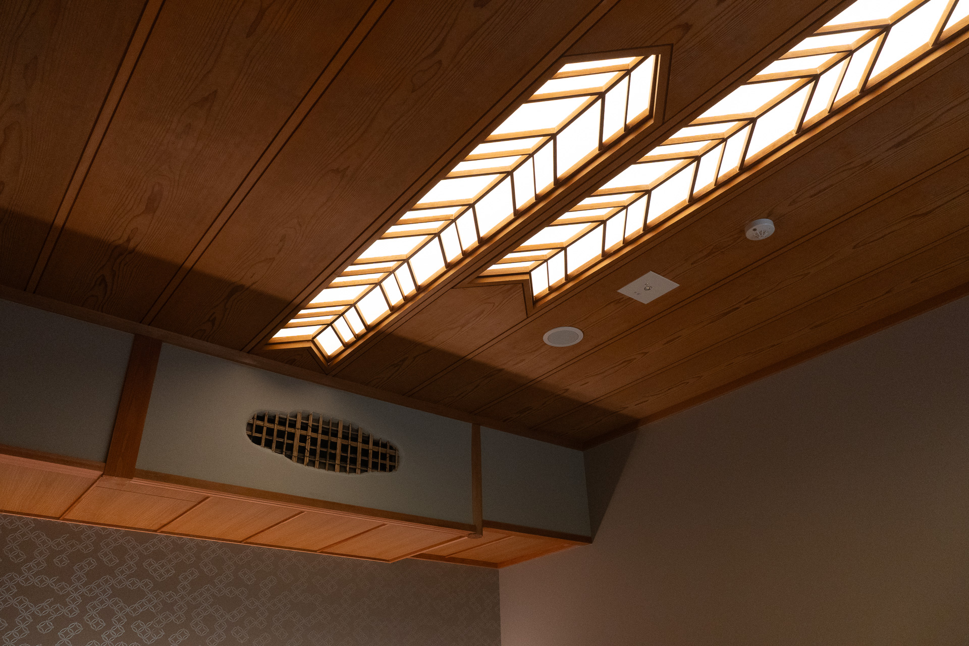 天井の矢羽根をモチーフにした照明は旧「桜庵」のときのもの。よいものはそのまま残す、がリニューアル方針の1つ