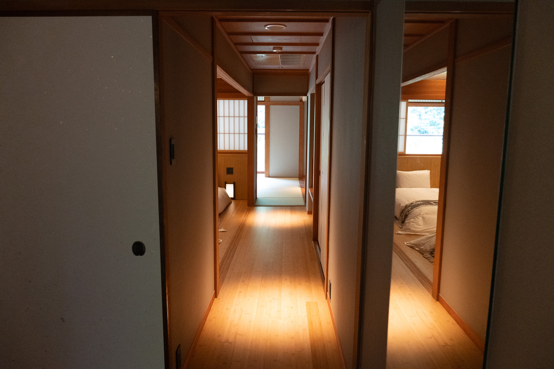 入口側から見た様子。廊下の途中に寝室、最奥にリビングがある