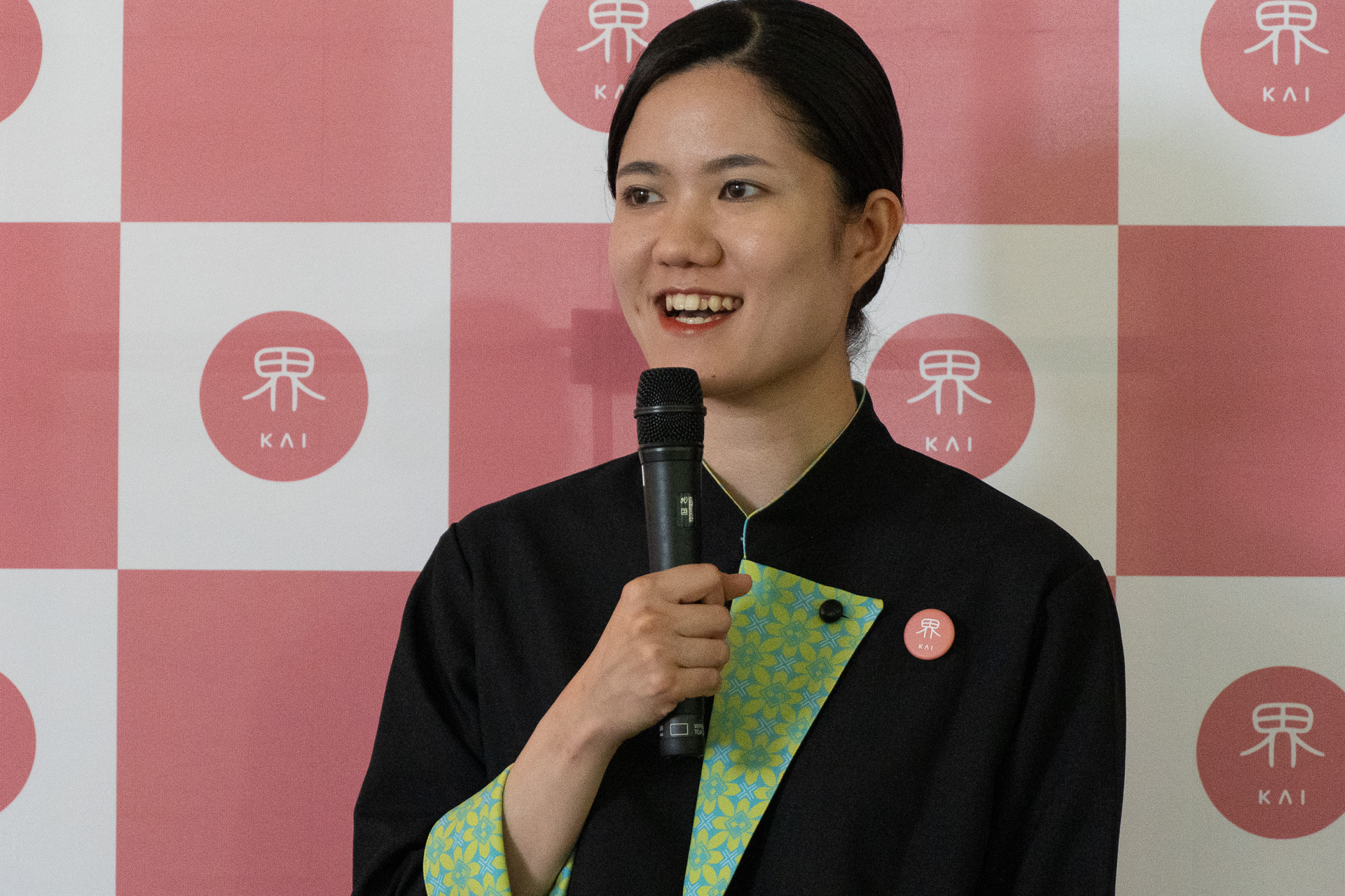 施設の詳細を説明した界 箱根スタッフ 北館愛氏