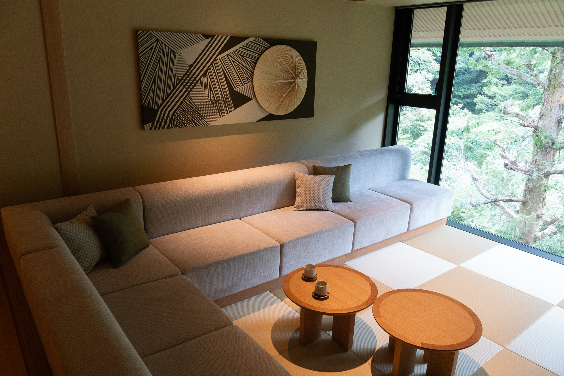 旅道具に着想を得たアートワークはスイートルームにも