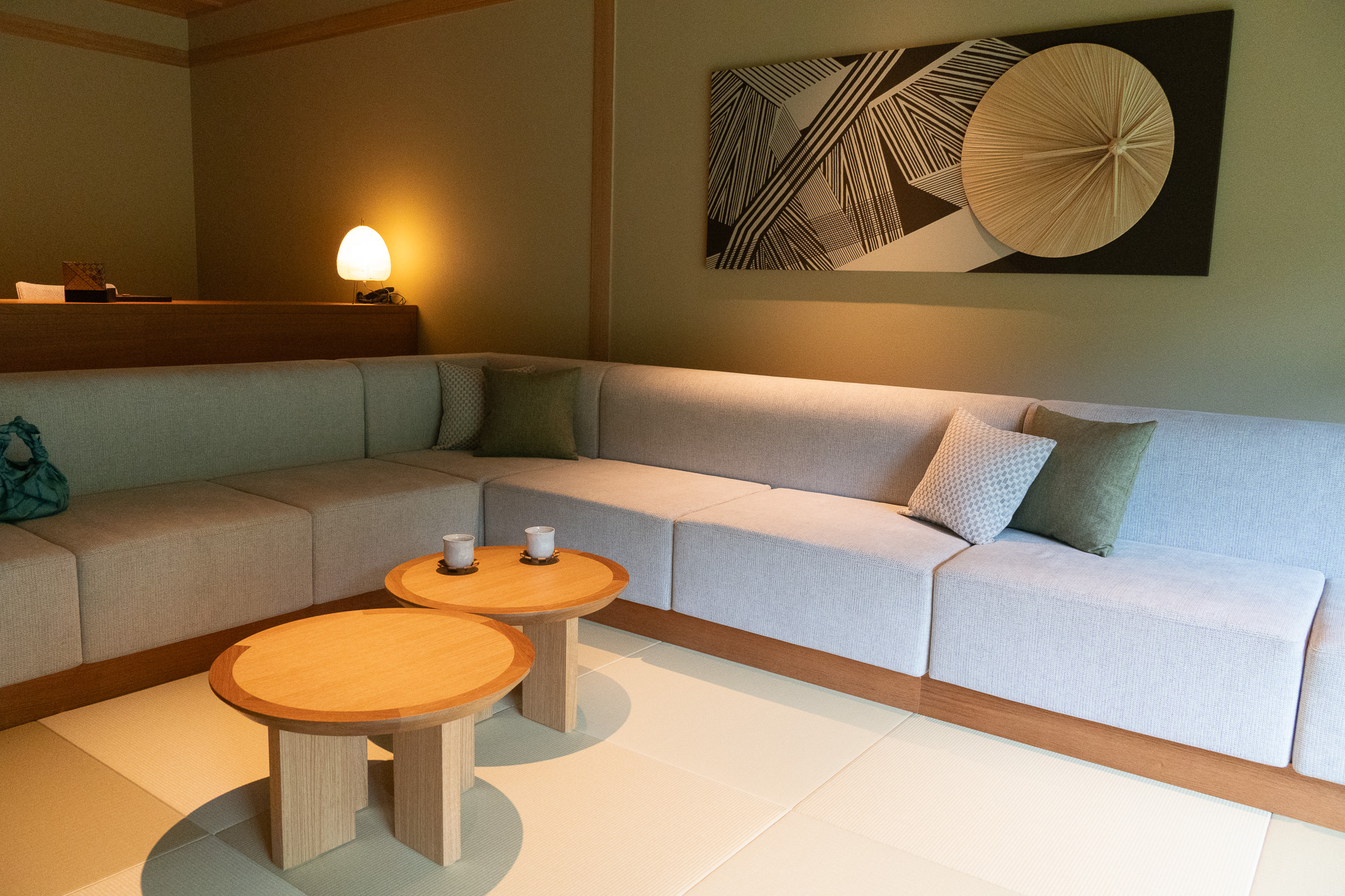 リビングは実際には8人くらい座れそうなゆとりがある