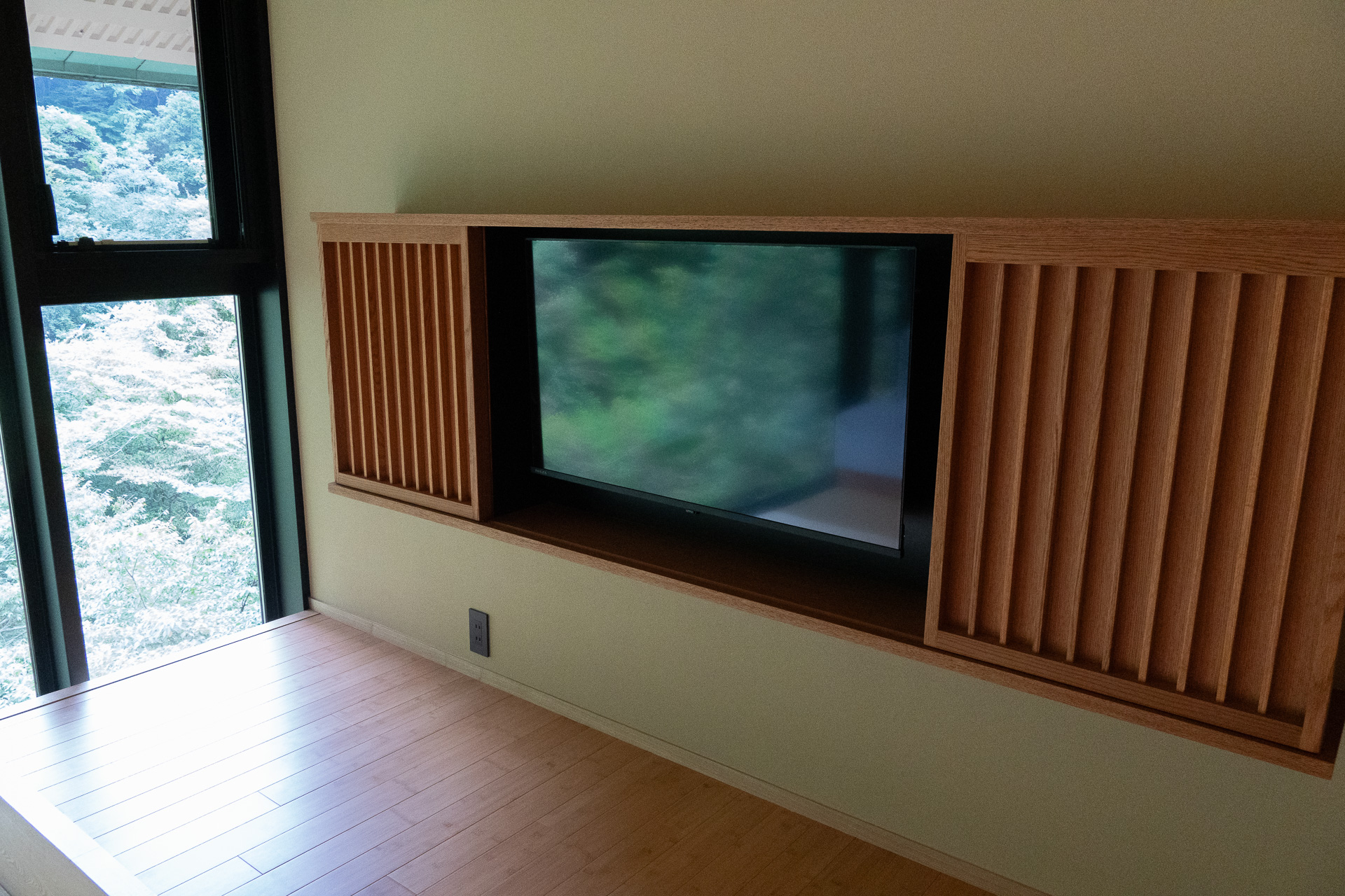 テレビは引き戸に隠れて存在感を抑えている