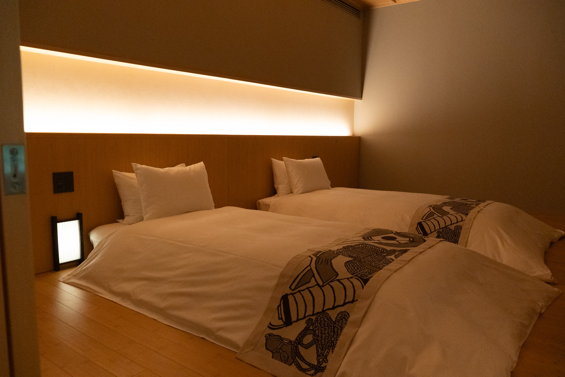 ベッドルームは独立した2室を備える