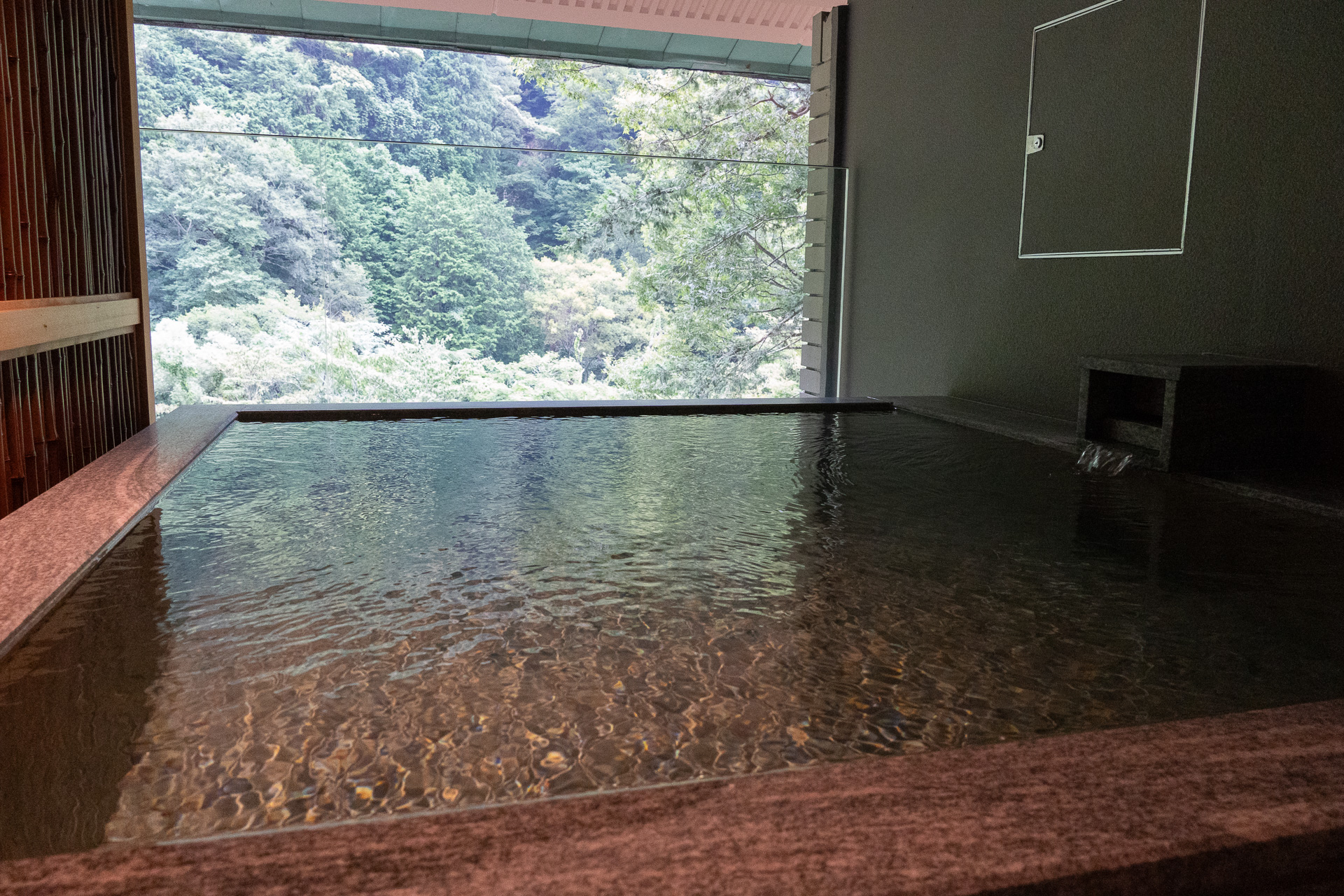 スイートは客室内に開放感ある露天風呂を設置