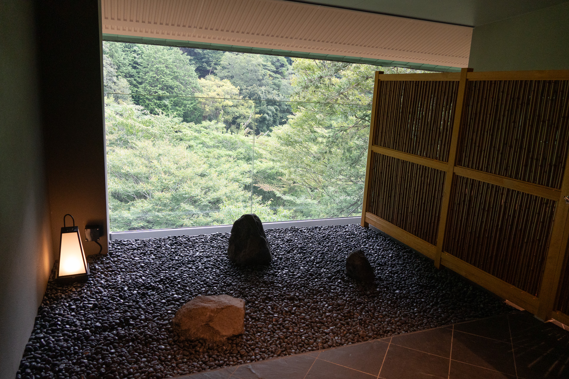 その隣に浴槽と衝立で隔てられた坪庭がある